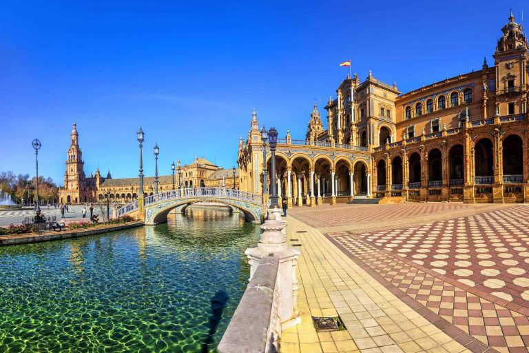 https://travelforless.us/wp-content/uploads/2018/09/seville-01-2-768x512.jpg