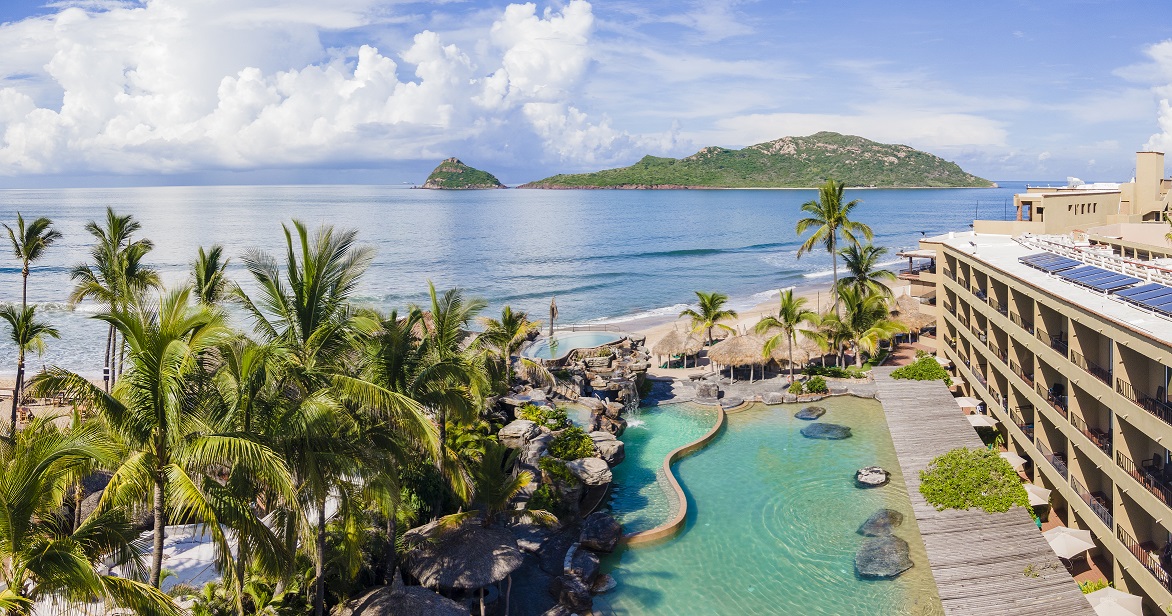 Alberca-y-Jacuzzi-frente-a-la-Playa-de-Mazatlán