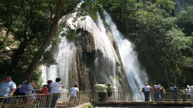 https://travelforless.us/wp-content/uploads/2023/08/Cola-de-Caballo-Waterfall-640x360.jpg