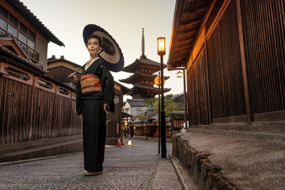 https://travelforless.us/wp-content/uploads/2024/09/asian-woman-with-kimono-walking-at-yasaka-pagoda-i-2023-11-27-04-47-26-utc-1-1.jpg