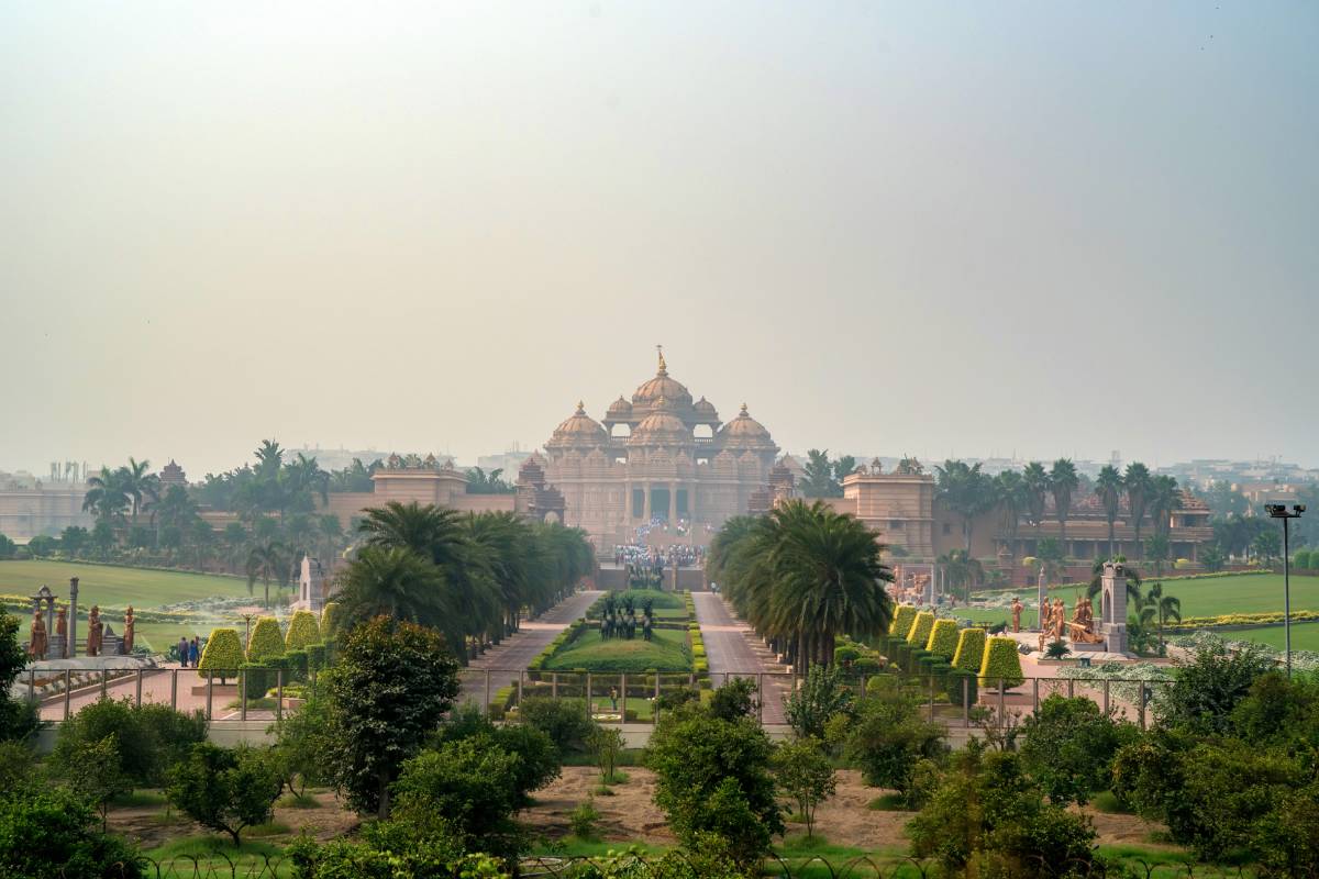 https://travelforless.us/wp-content/uploads/2024/09/facade-of-a-temple-akshardham-in-delhi-india-2023-11-27-05-05-06-utc-1-1.jpg